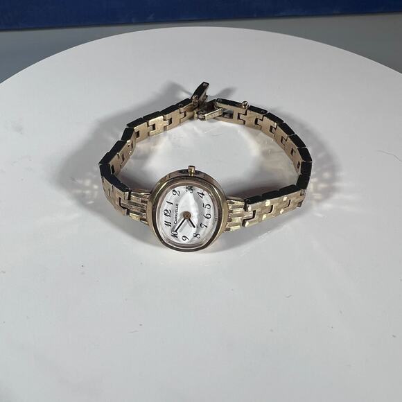 Vintage Gold plated Caravelle ladies mechanical watch NEEDS SOME REPAIR - Picture 3 of 8
